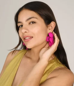 Bosanova Boucles D'oreilles | Boucles d'oreilles en résine fuchsia avec pétales